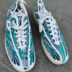 Tretorn New gorgeous girls / womens fun sneakers 5 1/2 US
